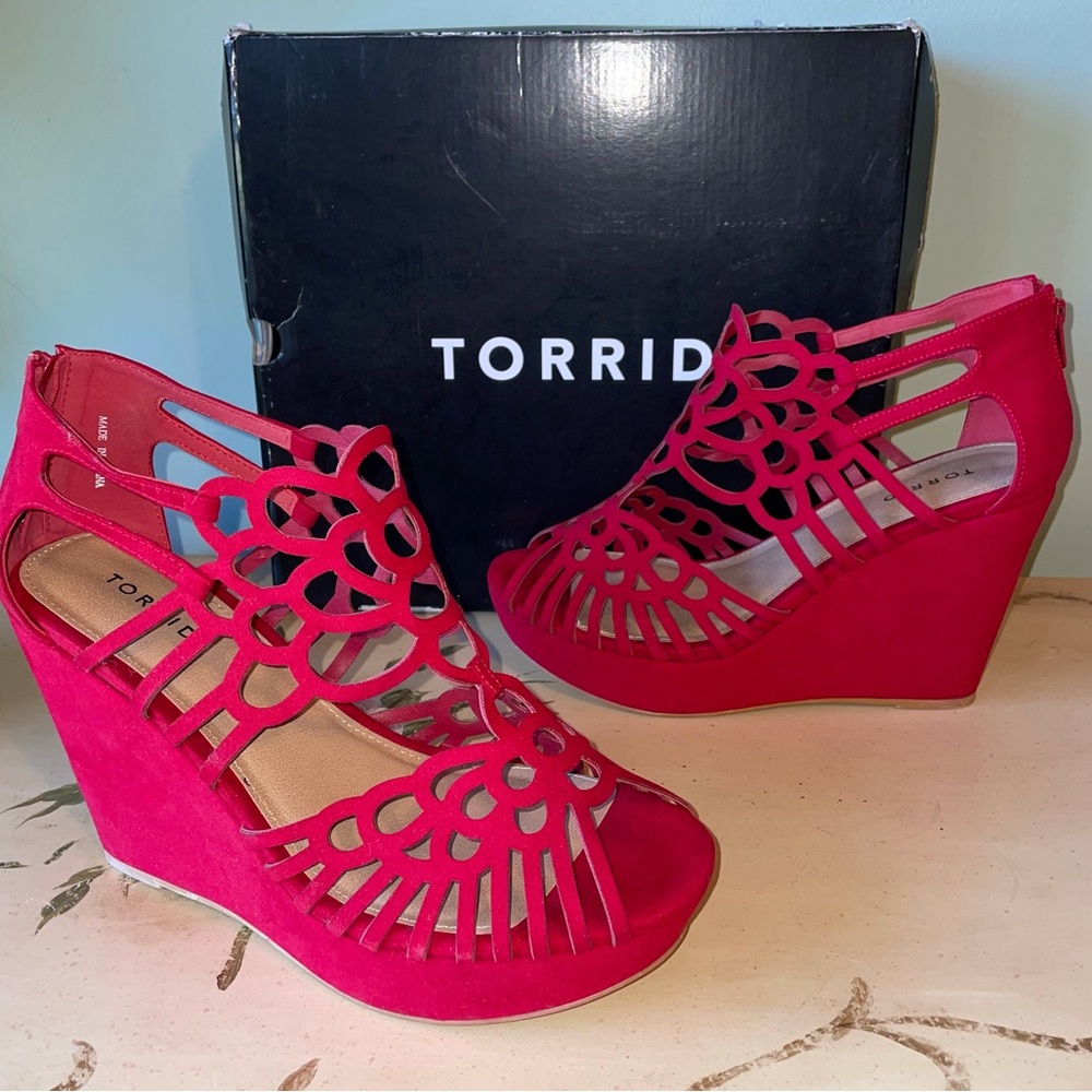 Torrid Red Faux Suede Circle Cutout Platform Wedge Shoes EUC